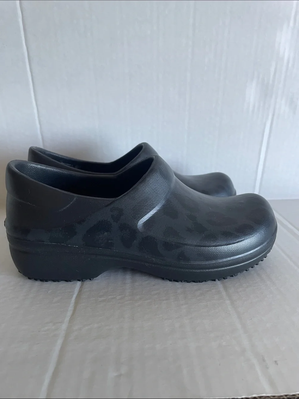 CROCS Kids Black Leopard-Print Slip-On Clogs Size 5 W